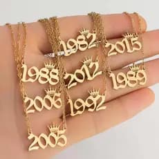 [threegoodstonesgen] Personalize O Colar Da Coroa Ano De Nascimento Data Especial Número Do Para Mulheres 1980 A 2019 Jóias De Moda Tsg
