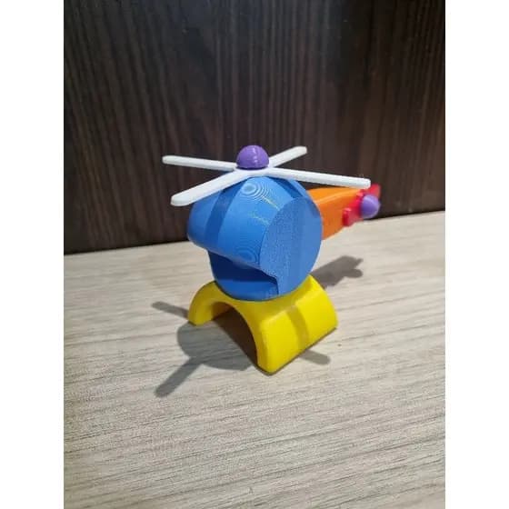 Helicóptero Colorido. Material NÃO  tóxico. É um termoplástico biodegradável de origem natural e de fontes renováveis,  como amido de milho ou cana-de-açúcar.  Indicado para crianças a partir de 3 anos.