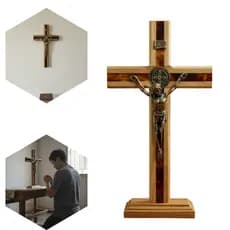 Crucifixo de Jesus Com Medalhão Decoração Enfeite de Parede e Mesa Peça Exclusiva Feita em Madeira Metal e Acrílico.