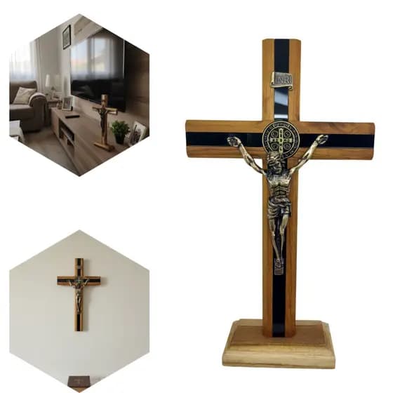 Cruz de Jesus Cristo Com Medalhão de São Bento Decoração de Parede e Mesa Peça Feita em Madeira Metal e Acrílico.