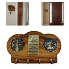 Porta Chave em Madeira Decoração de Parede Com Medalhão de São Bento e Sua Oração Feita em Metal Cor Ouro Velho Enfeite