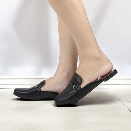 Mule Feminino Bico Quadrado Solado Rasteiro Confortavel Com Detalhe em Metal