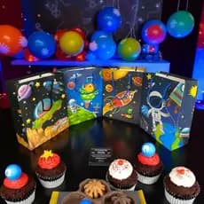 Sacola Presente Infantil Tema Espaço Astronauta Papel Rígido 32 x 26 x 12cm