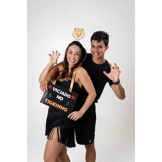 Tiara e plaquinha carnaval casal e solteiro viciado e aposte no tigrinho