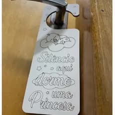 Plaquinha de porta -  Aqui dorme uma príncesa - Para quarto do bebê