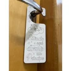 Presente Plaquinha de porta -  Aqui dorme um príncipe - Para quarto do bebê berço