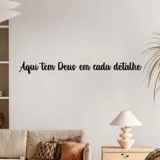 Frase Decorativa em MDF Preto Fosco Aqui Tem Deus em Cada Detalhe com Fita Dupla Face