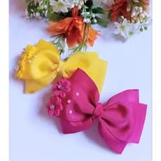Laço infantil com aplique com flor e pérolas no bico de pato ou meia de seda