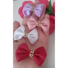 Faixa tipo tiara com laço em meia de seda com ponta para bebê