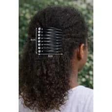 Dê um toque de brilho instantâneo aos seus penteados com este prendedor de coque tipo pente com strass!
