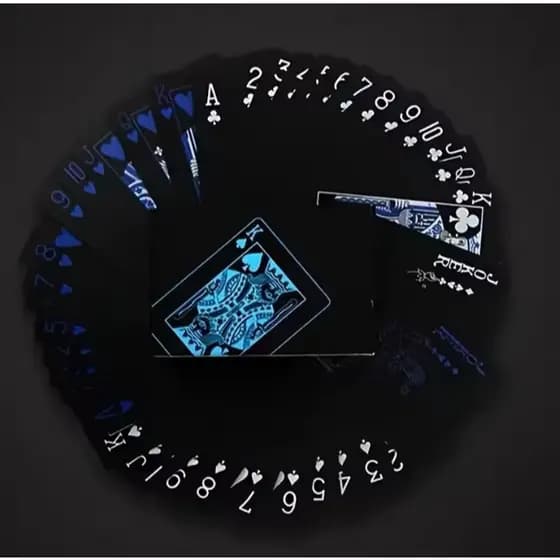 Baralho Preto Plástico Prova D'agua Black Poker Impermeável Dollar Mágica Truco Canastra 54 Cartas azul e dourado