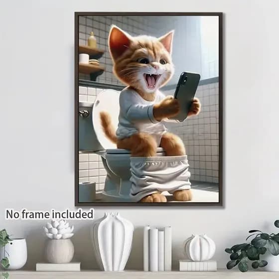 quadro decorativo gato rajado no banheiro na privada com celular