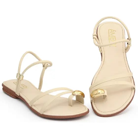 Sandália Rasteira Feminina Off White Confortável Casual Elegante – Rasteirinha de Dedo Preta Detalhe Dourado Moda Verão