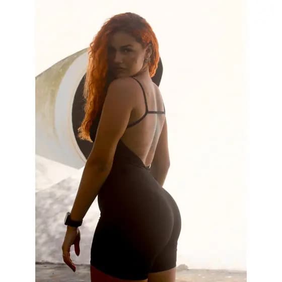 Macacão macaquinho gringo Eliza de shorts com alcinhas e costas nuas com detalhe moda gringa blogueira fitness academia