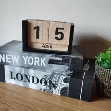 Calendário De Mesa Permanente Cubo Madeira Decorativo