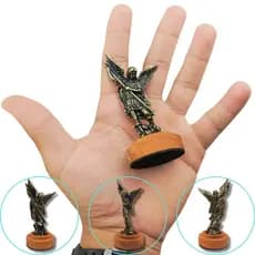 Decoração de Mesa Arcanjo São Miguel feito de Metal Cor Ouro Antigo e Madeira Peroba Base Emborrachada 9,1cm