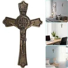 Crucifixo de Parede Jesus Cristo Com Medalhão de São Bento Feito em Metal Cor Prata Antigo ou Ouro Antigo