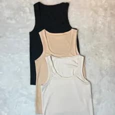 Kit 3 Regatas Blusas Femininas Blogueirinha Básica Tendencia Lisa Malha Ribana Cores  Elegante Moda