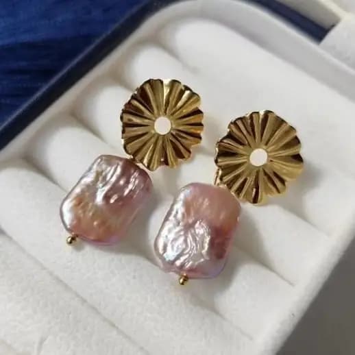 Brinco Feminino com Pingente de Pérola Natural de Água Doce Aço Inoxidável Banhado a Ouro