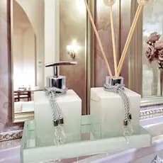 Kit Lavabo Elegante Vidro Branco Para Bancada Porta Aromatizador Saboneteira Álcool Gel Difusor