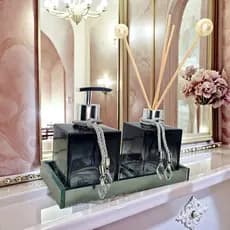 Kit Lavabo Luxo Completo Vidro Preto C/ Bandeja Espelhada Dourada e Difusor de Varetas Cheio Vidro