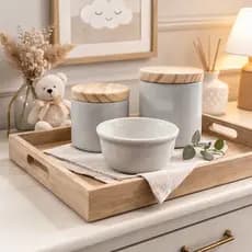 Kit Higiene Bebê 3 Peças com Potes e Molhadeira Porcelana Branca com Tampa de Madeira