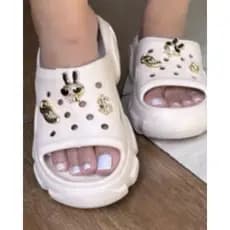 Chinelo nuvem plataforma feminino em eva confortavel e macio com acessórios pins sortidos