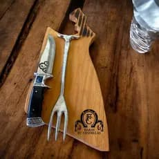 Kit Churrasco Personalizado com Tábua Pinus Modelo Machado Inclinado + Faca Inox e Garfos