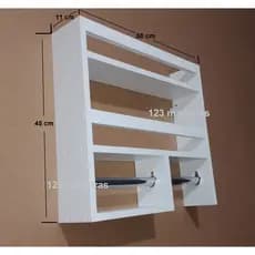 Prateleira para temperos com porta papel toalha e porta toalha.
