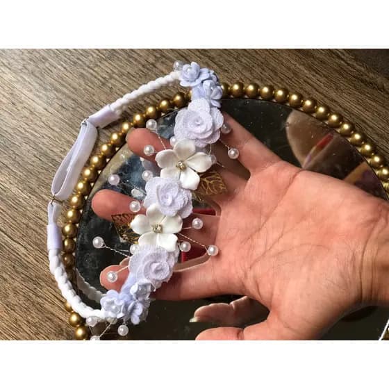 Tiara infantil branca com rosas de tecido e biscuit-meia trançada regulável/tiara para bebê/batismo-batizado