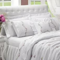 Kit Completo Cobre Leito + Jogo de Lençol Casal OU Queen 180 Fios 100% Algodão Bordado Bouquet