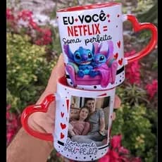 Caneca Stitch Casal com Foto  Alça Coração – Netflix, Namorados, Presente Criativo