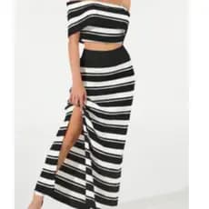 conjunto saia longa com croped ombro a ombro listrado