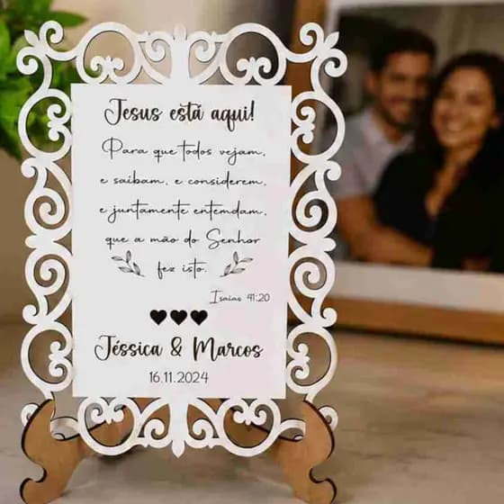 Quadro em mdf Jesus Está Aqui com nomes dos noivos e data casamento 28x20cm