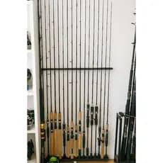 Suporte de Parede para 10 Varas de Pesca | Expositor Stick Rack Alumínio MDF EVA 42cm