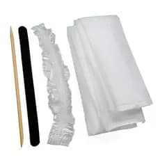 Kit de Pedicure Descartável para Uso Profissional com: 1 toalha descartável, 1 lixa popular, 1 palito de laranjeira e 1 protetor descartável para bacia de pedicure