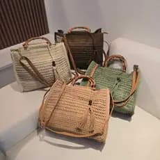 Bolsa Palha Alça de Mão de Bambu e Transversal Chaveiro Linda Praia da Moda Verão Artesanal