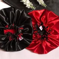 Touca de Cetim Dupla Face Ajustável Anti Frizz Mulher Modelo Moda Presente Cor Preta e Vermelha