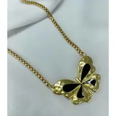 Colar de borboleta dourado.