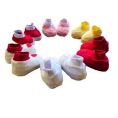 Kit com 3 pantufas sapatinho para bebê Recém nascido cores lisas com aplicação masculino e feminino pantufas promoção