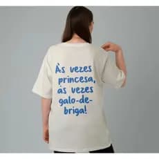 Camiseta OverSized Babylook Offwhite As Vezes Princesa As Vezes Galo de Briga Engraçado