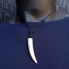 Colar Cordão Dente De Sabre Porcelana