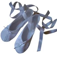 Sapatilha de bailarina cor branca de fitinhas fitas de ballet