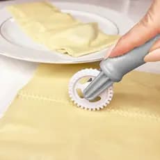 Carretilha fecha e corta massas - pastel, risole, ravioli, e outros salgados
