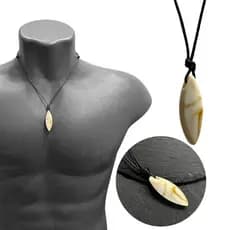Colar Surfista Cordão Couro Prancha Surf Pingente Resinado Aloha Praiano Mar Tribal