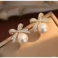 Brinco Feminino com Pérolas Folheados com Laço e Strass Delicado e Pequeno