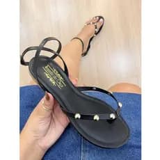 Sandália Rasteira Feminina Flat de Dedo Confortável com Aplique Metal Casual Moda Verão Antiderrapante