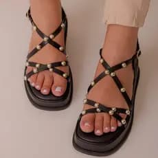 Papete Feminina Flat Detalhe Metalizado Em Esfera Delicada Ajuste Fivela Tornozelo