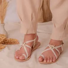 Sandália Rasteira Feminina Leve Detalhe Metal Estrela Do Mar Elegante Verão