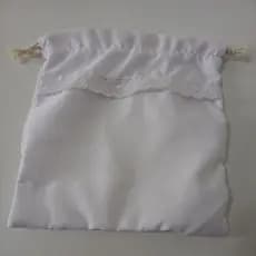 SAQUINNHO PORTA GUIAS/ENTIDADES/BRANCO COM BORDADO INGLÊS/20x25